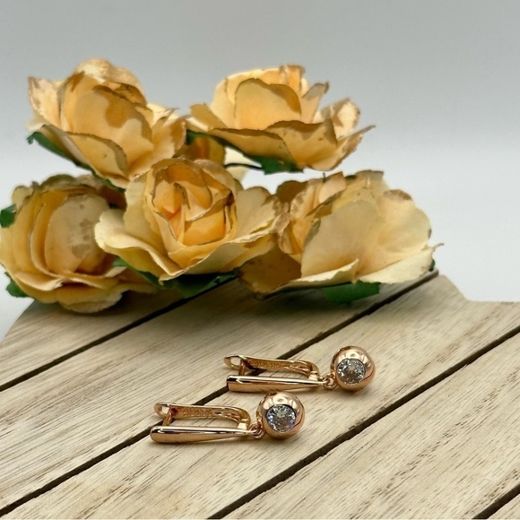 🌟SALE🌟Rose Gold Plated Round Sparkling Zirconia Earrings - Picture 2 of 7